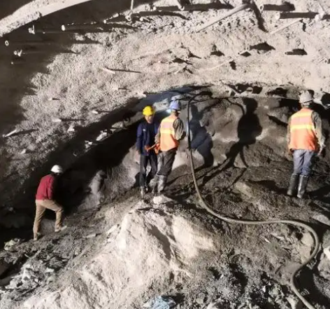 矿区拱顶带模注浆料的施工流程及注意事项